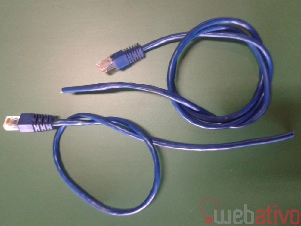 cabo de rede azul seccionado